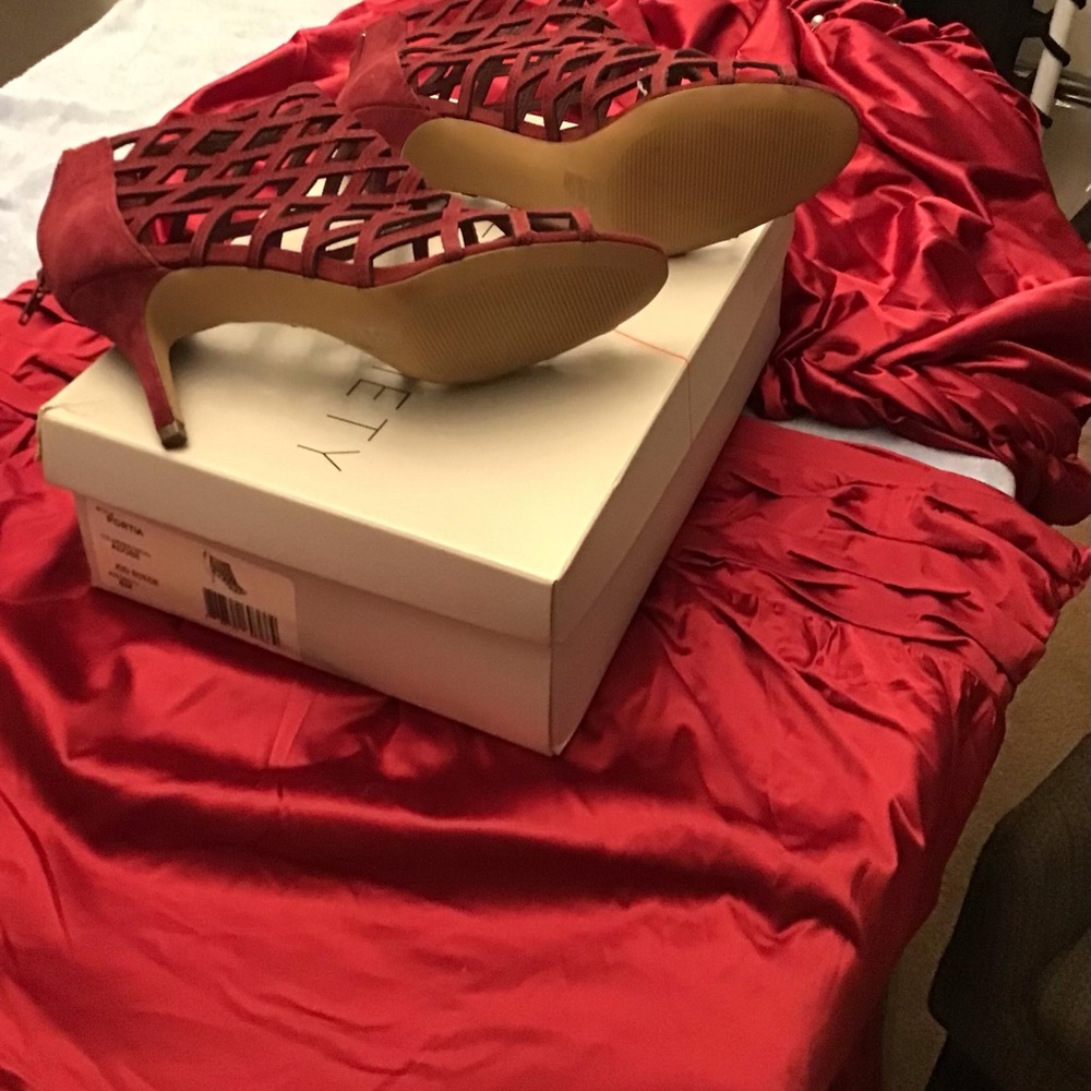 Burgundy wine colored caged Heel